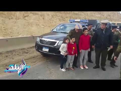 صدى البلد | فى عيد الشرطة .. ضباط بني سويف يوزعون ورد وشيكولاته على المواطنين