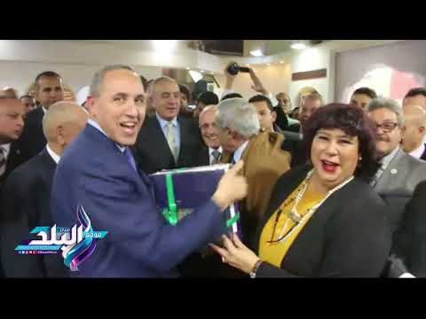 صدى البلد | وزيرة الثقافة تشتري منتجات يدوية من مخيم شلاتين بمعرض الكتاب