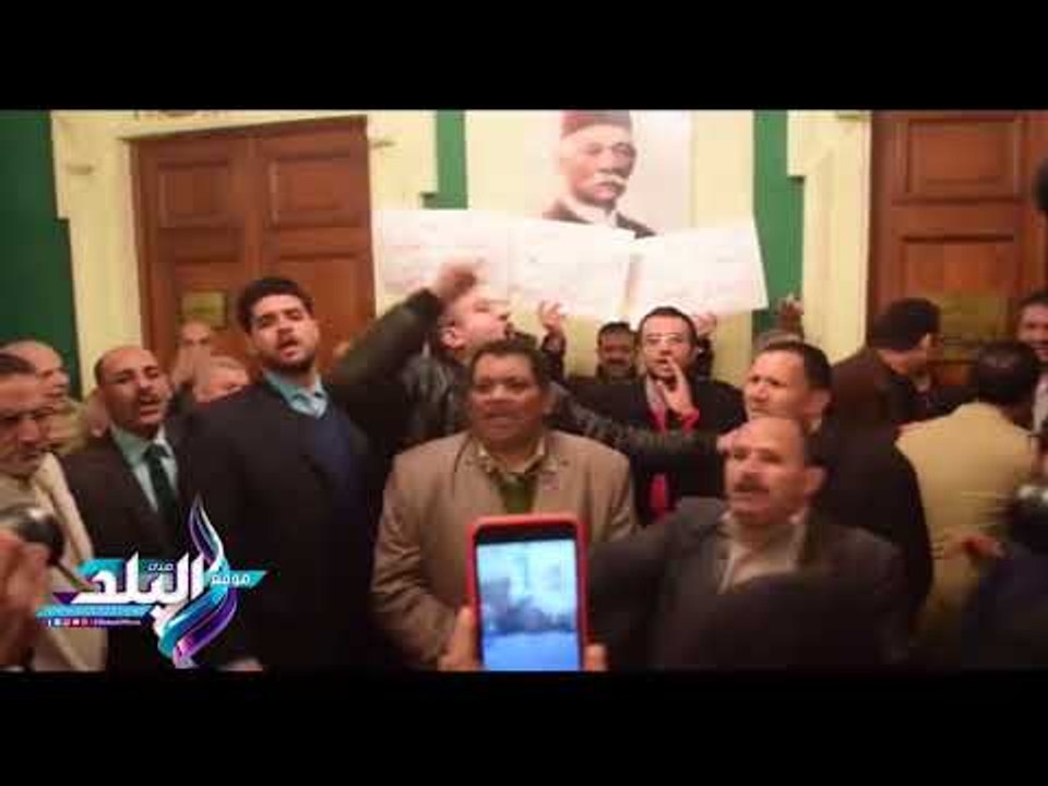 صدى البلد | أعضاء بالوفد يرفعون لافتات ضد ترشح "البدوي" فى انتخابات الرئاسة