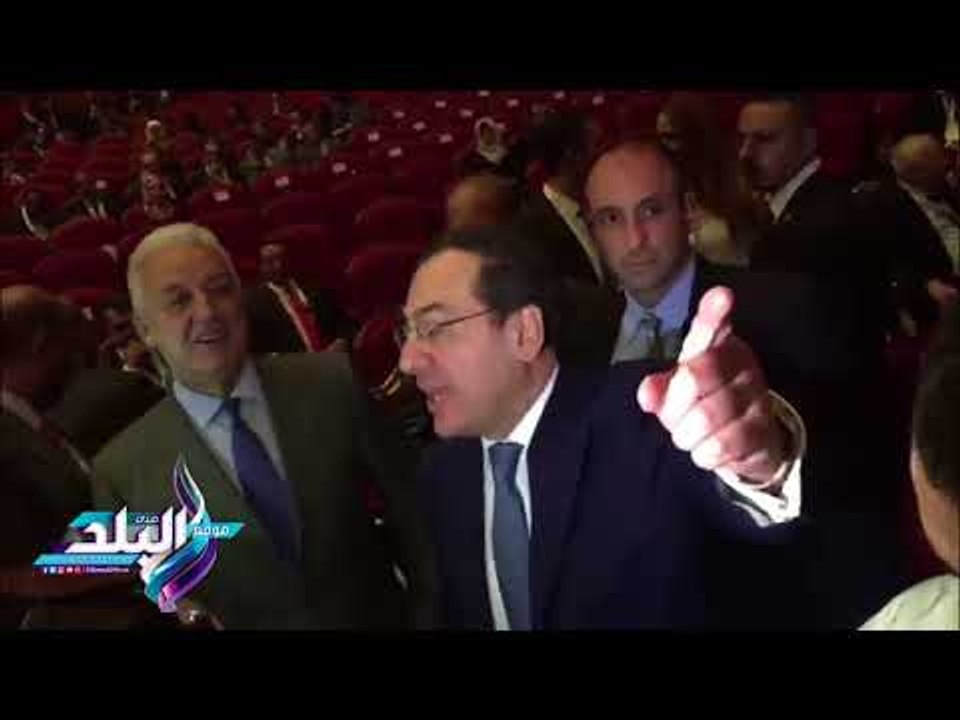 صدى البلد | لمسة وفاء.. "الملا" يصافح سامح فهمى وزير البترول الأسبق