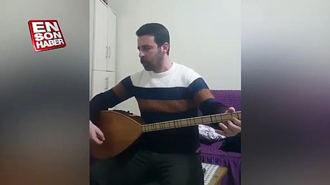 Bağlama çalarken sehpayı kırdı