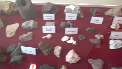 Tekirdağ Akademisyenler, Türkiye'nin Dört Bir Yanından Topladıkları Taşları Sergiliyor