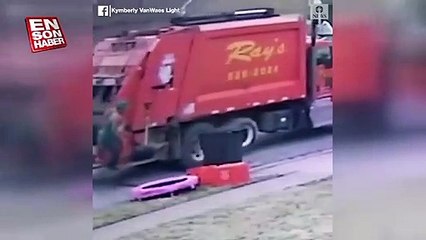 Çöplerin yanındaki trambolini görünce dayanamayan görevli