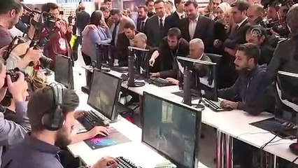 يلدرم يلعب "بوبجي" ويشتكي من عدم تعليم أحفاده له طريقة اللعب