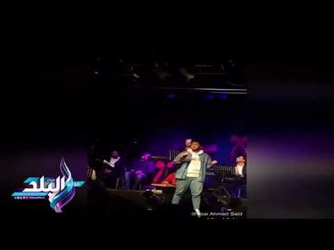 صدى البلد | محمد محسن يسمح لأحد معجبي بالغناء معه في حفل الفلانتين .. واخرى تخطف الاضواء منه