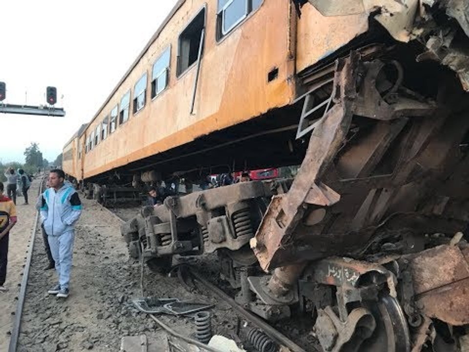 صدى البلد | شهود عيان يرون لحظات الموت لحادث قطار البحيرة
