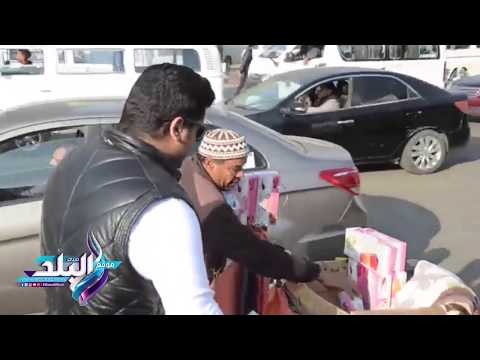 صدى البلد | «بيع المناديل» لم يجفف عرق «عم محمود» فى سبيل «لقمة العيش»