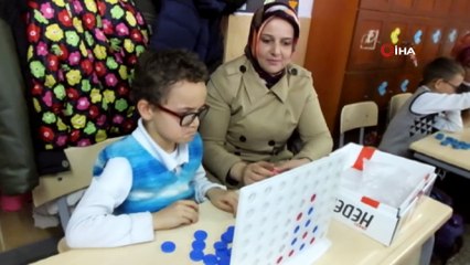 Balıkesir’de öğrenciler sınıfta anneleri ile birlikte zeka oyunlarını oynuyor