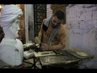 صدى البلد | بشاكوش ومنشار ..«جوخ» يحول قطع خشبية إلي صور فنية