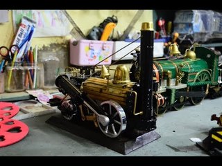 صدى البلد | «ضياء» يحول الخردوات إلى قطارات و اتوبيسات ويحلم بلقاء الرئيس