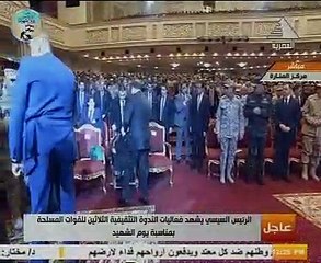 الرئيس يقبل يد والدة شهيدي القوات المسلحة