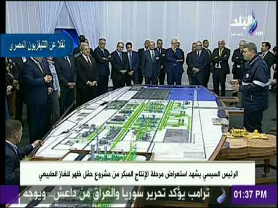 السيسى يستمع لشرح تفصيلي من مهندسي حقل ظهر.. و يلتقط الصور التذكارية مع العاملين
