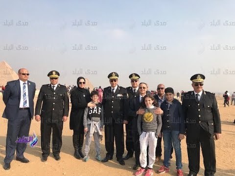 صباح البلد - شرطة السياحة تصطحب أسر الشهداء في جولة بالمنطقة الأثرية بالهرم
