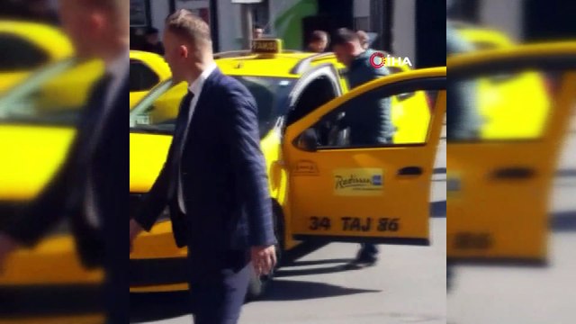 Şişli'de taksi sürücüsü önce motosiklete çarptı, ardından bıçakla üzerine böyle yürüdü