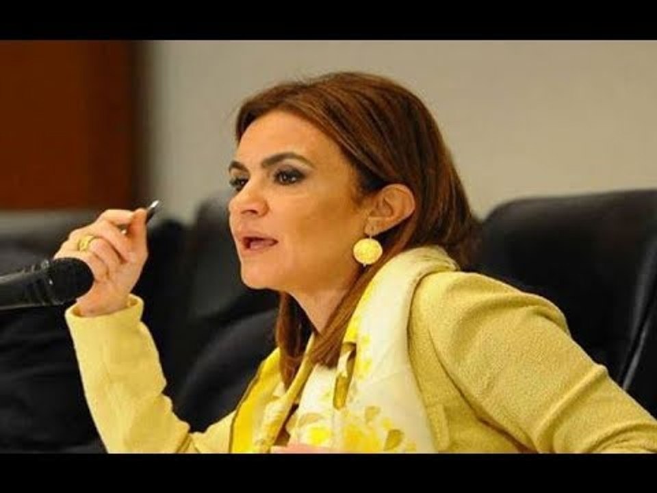 صدى البلد | سحر نصر تدلى بصوتها فى مدرسة قومية الأهرام بمصر الجديدة