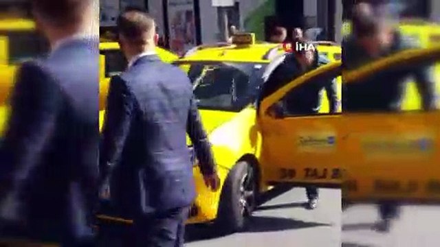 Şişli'de taksi şoförü önce motosiklete çarptı, ardından bıçakla sürücünün üzerine yürüdü