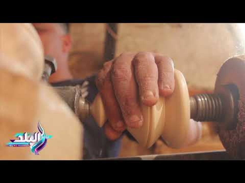 صدى البلد | مراحل تشكيل اخشاب الاشجار إلى منتجات فنية