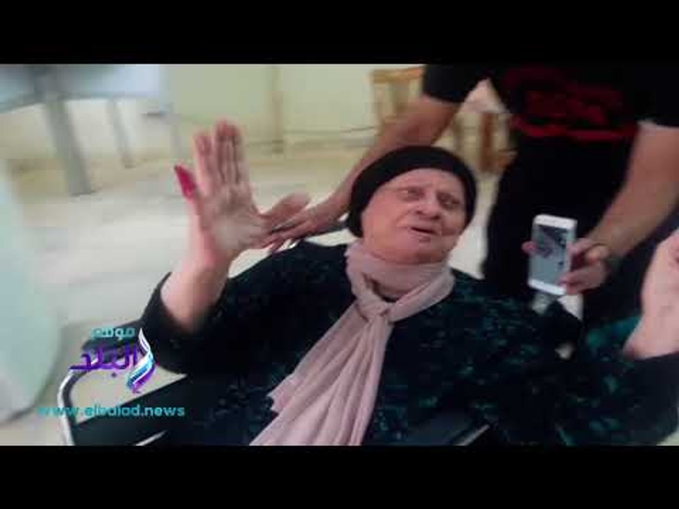 صدى البلد | انتخابات مصر2018..سيدة مسنة تهتف: "حبيبي يا سيسي" اثناء الادلاء بصوتها.. فيديو وصور
