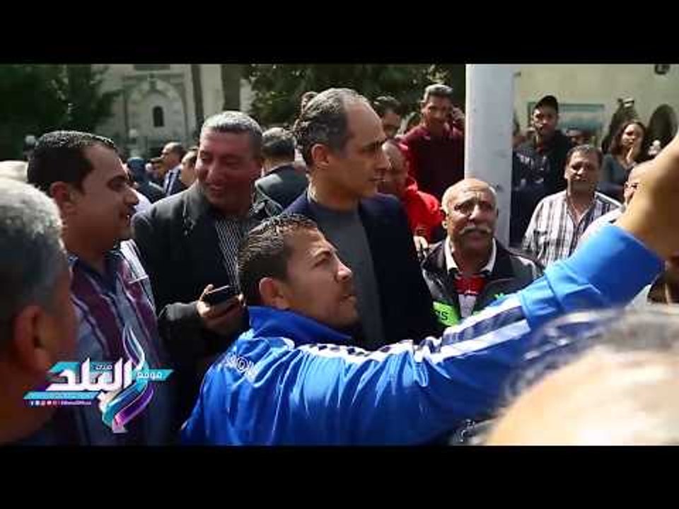 صدى البلد | مواطنون يلتقطون صور تذكارية مع جمال مبارك فى جنازة سمير زاهر