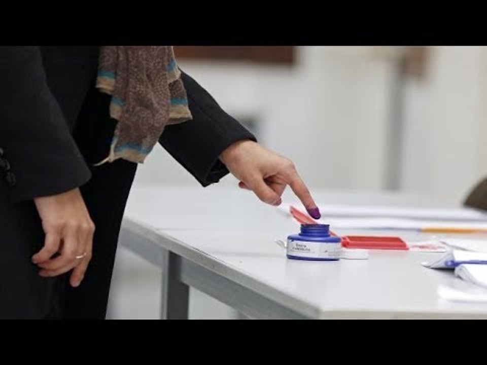 انتخابات مصر 2018 : سيدة مسنة تدلي بصوتها في ال...