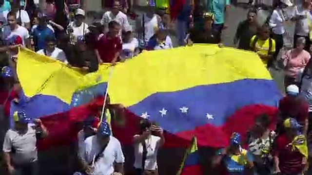 Guaidó aumenta la presión contra Maduro bajo caos en Venezuela