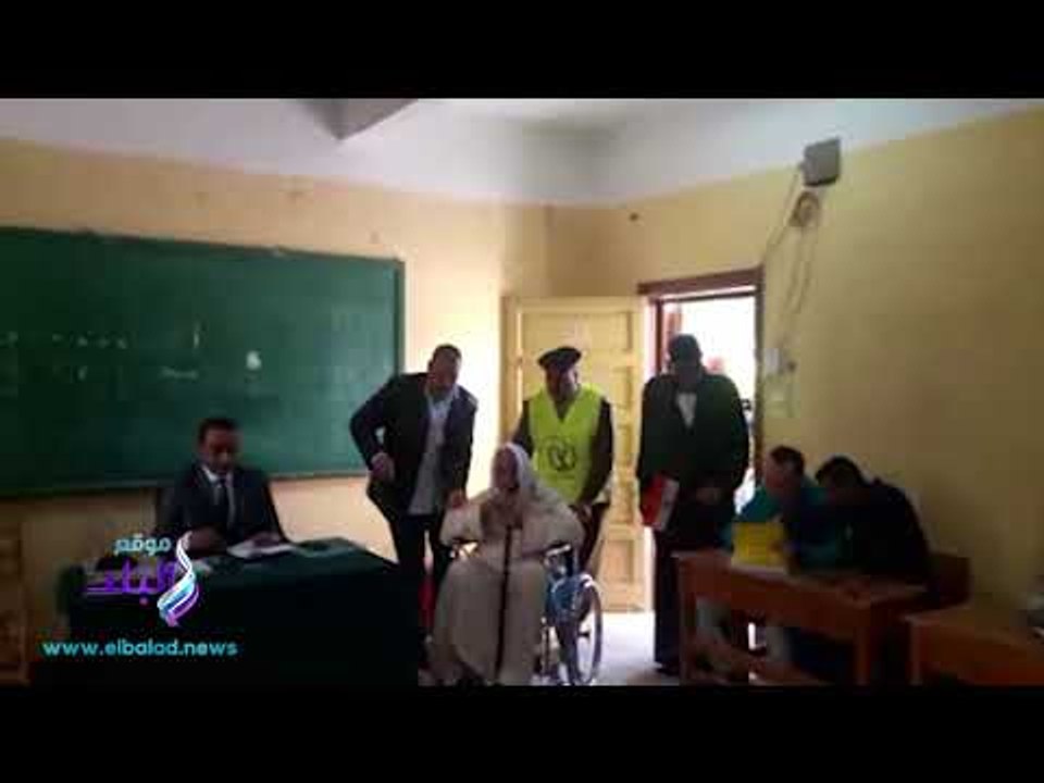 صدى البلد |  الشرطة النسائية وأفرد حقوق الانسان يساعدون كبار السن للادلاء باصواتهم في لجان أسيوط