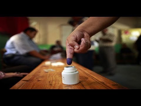 صدى البلد |مواطنين بميدان التحرير يرقصون على تسلم الإيادى عقب الإدلاء بأصواتهم بالإنتخابات