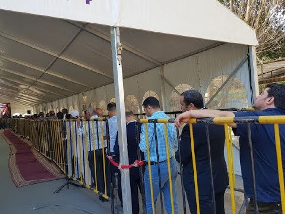 انتخابات مصر 2018 : المئات أمام لجنة الجامعة العمالية يهتفون تحيا مصر قبل الادلاء بأصواتهم