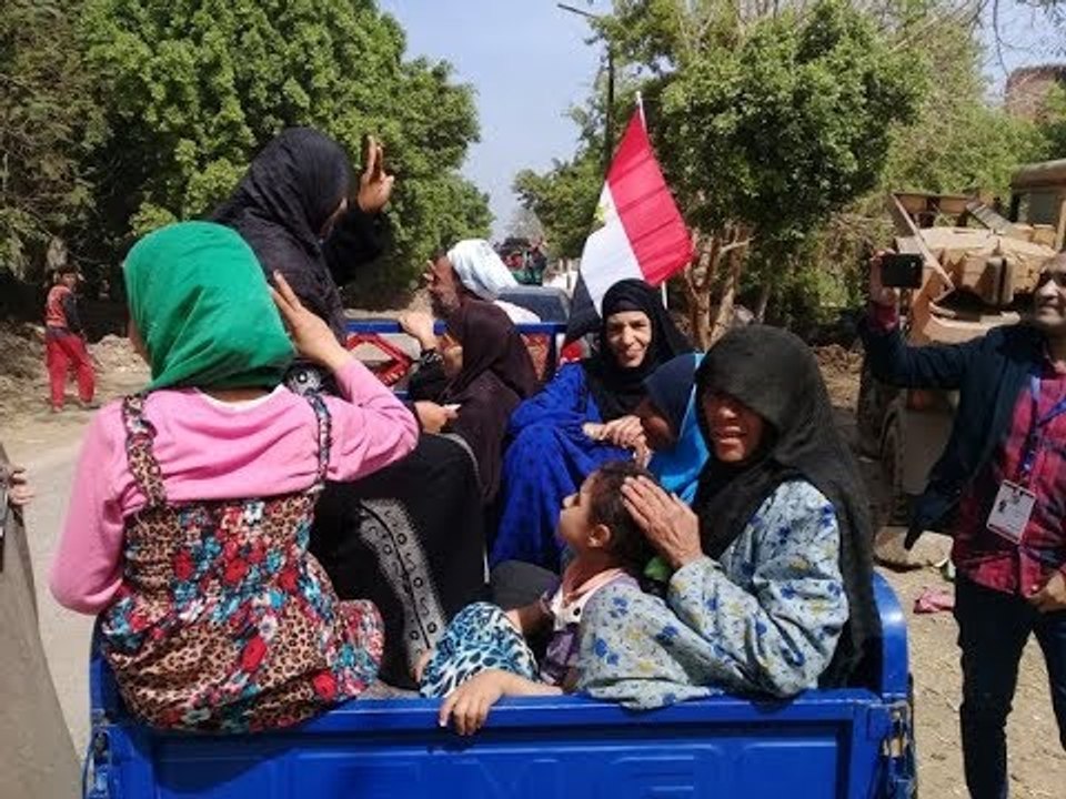 صدى البلد | طوابير وزحام أمام لجنة الحكامنة ببني سويف.. والأغاني الوطنية تشعل الحماس