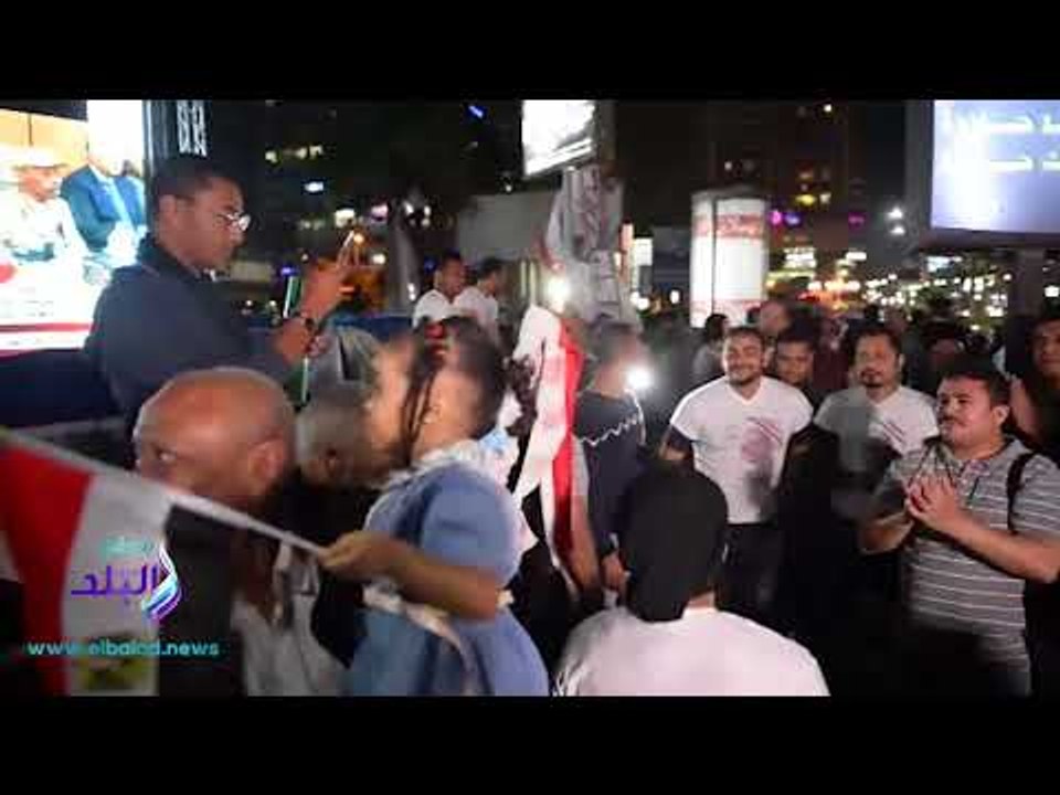 صدى البلد |  المئات يحتفلون أمام جامعة القاهرة بفوز"السيسى"