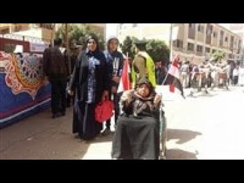 صدى البلد | قوات تأمين اللجان تساعد كبار السن وذوى الاحتياجات الخاصة على الإدلاء بأصواتهم بالقليوبية