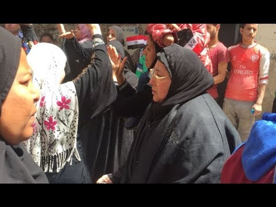 صدى البلد | سيدة مسنة على "عكاز" تشارك فى الإنت...