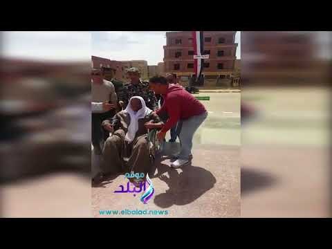صدى البلد | انتخابات مصر2018 .. رجال الشرطة يحملون مسنا للإدلاء بصوته في مدينة بدر