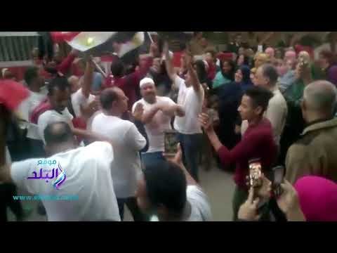 صدى البلد | شباب يوزعون اعلام مصر علي الناخبين واحتفالات بعين شمس