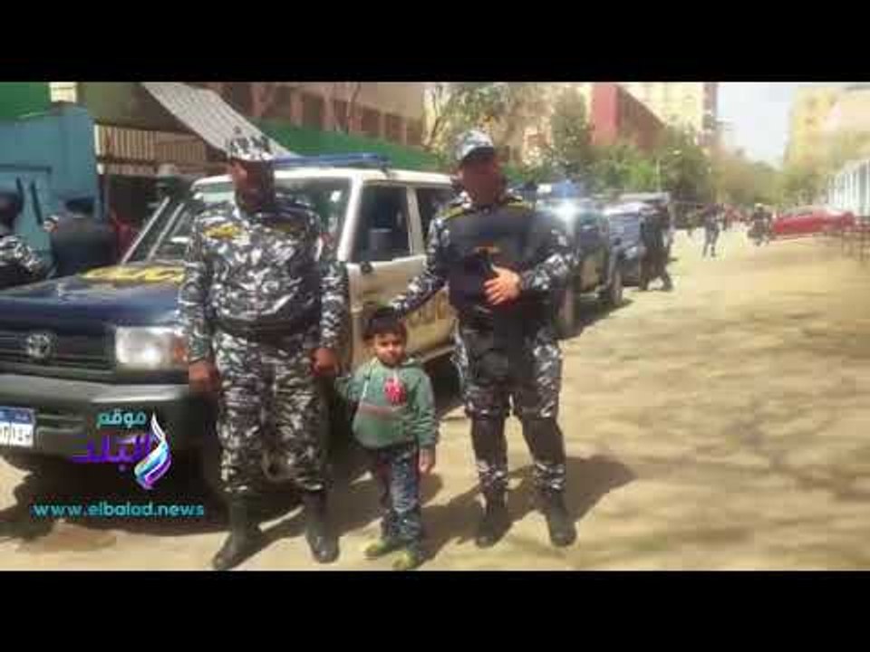 صدى البلد | أطفال إمبابه يلتقطون صورا تذكارية مع دوريات الشرطة