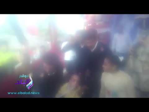 صدى البلد | مواطن مصاب بـ شلل رباعى يصر على الادلاء بصوتة ويرفع علم مصر بـفمه