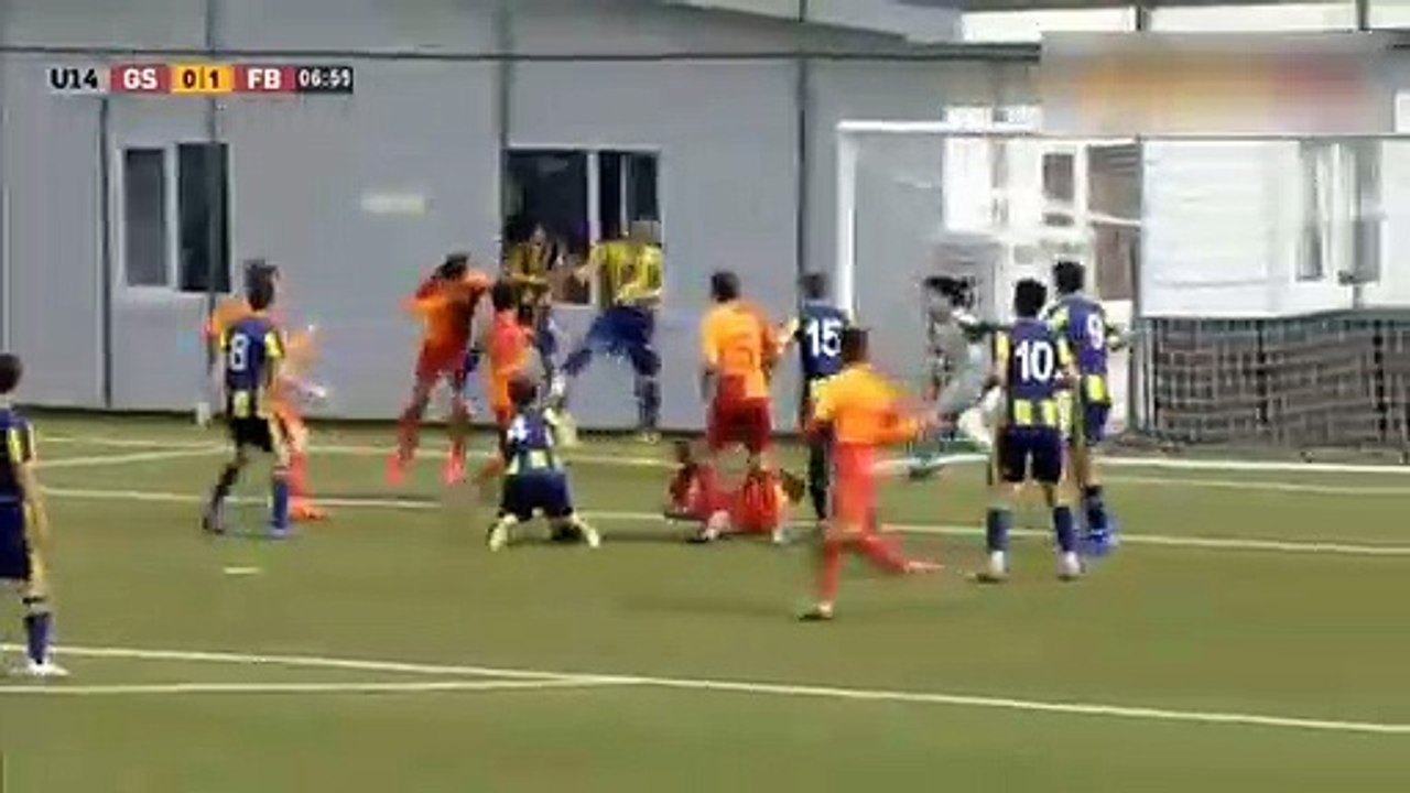 U14 maçında sol ayağıyla füze attı