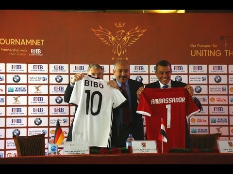 صدى البلد | السفير الألماني يهدى قميص منتخب بلاده لـ الخطيب