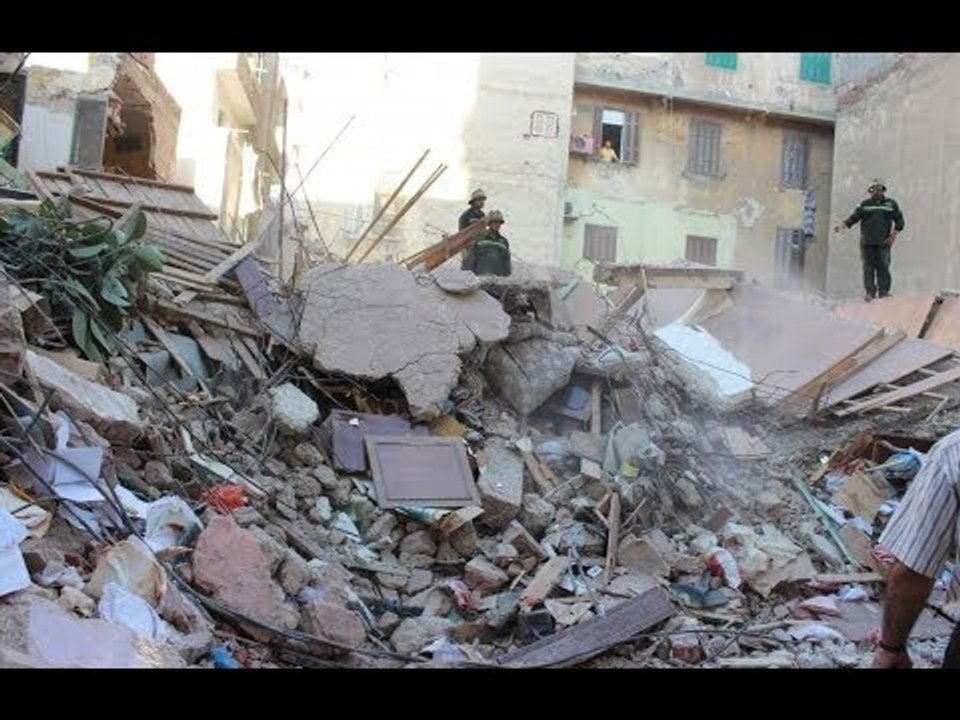 صدى البلد | فرق الإنقاذ تواصل البحث عن 4 أشخاص أسفل عقار الإسكندرية المنهار