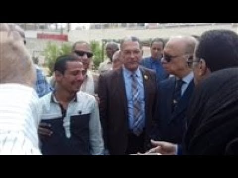 صدى البلد | مواطن يستوقف محافظ القاهرة باكيا: بقالي 15 يوما فى الشارع