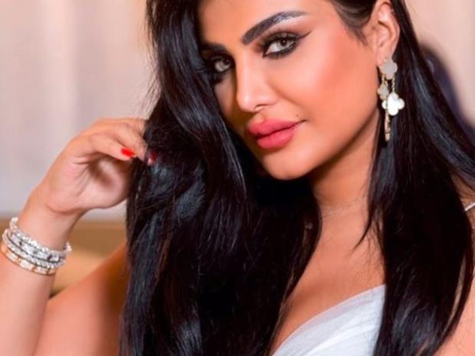 أمل العوضي متهمة بتخريب الفتيات بسبب عمليات التجميل التي خضعت لها