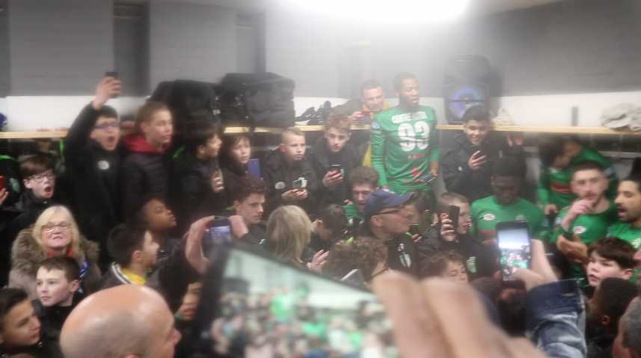 Dans les vestiaires avec les joueurs de l'UR La Louvière Centre et les jeunes