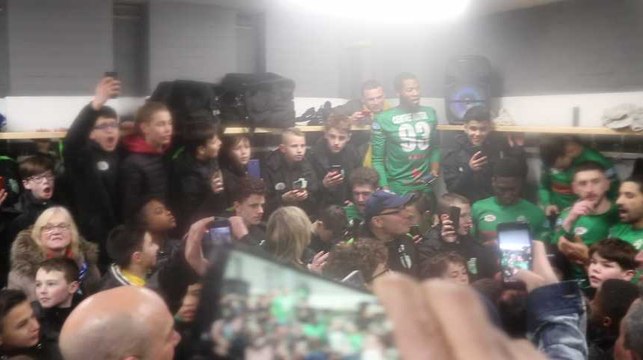 Dans les vestiaires avec les joueurs de l'UR La Louvière Centre et les jeunes