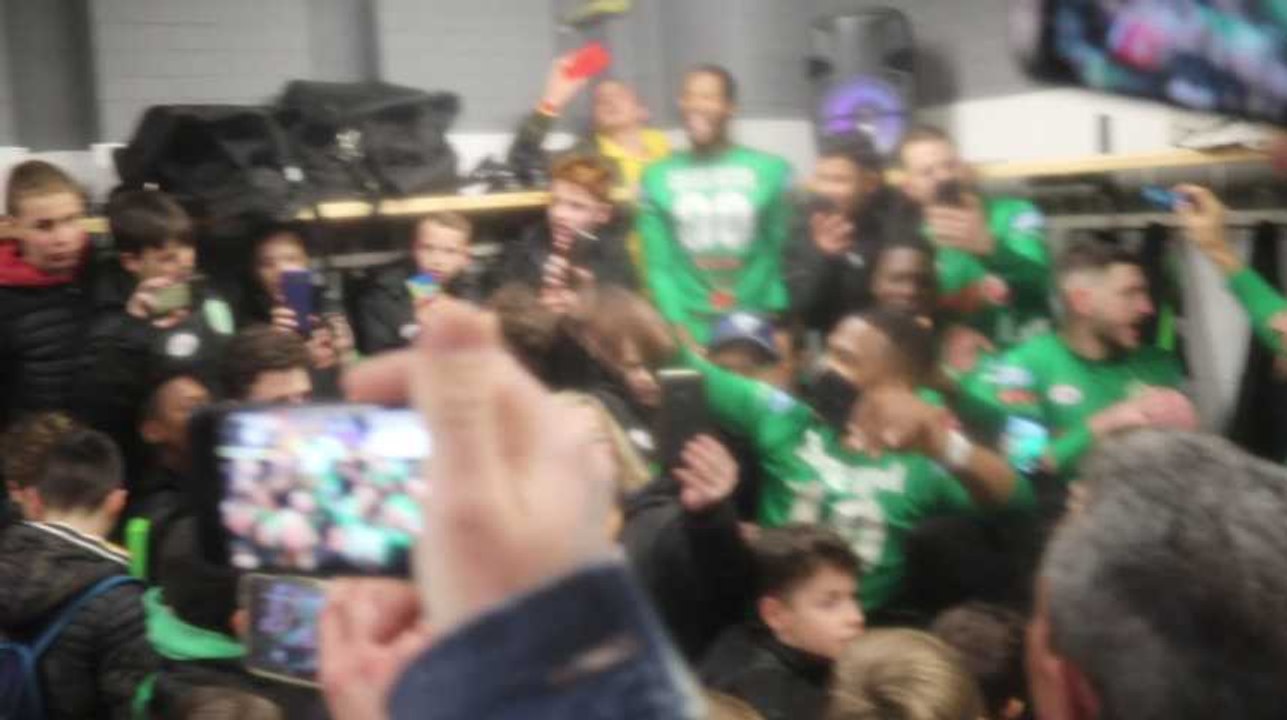Ambiance dans les vestiaires de l'UR La Louvière Centre après la victoire contre l'Olympic