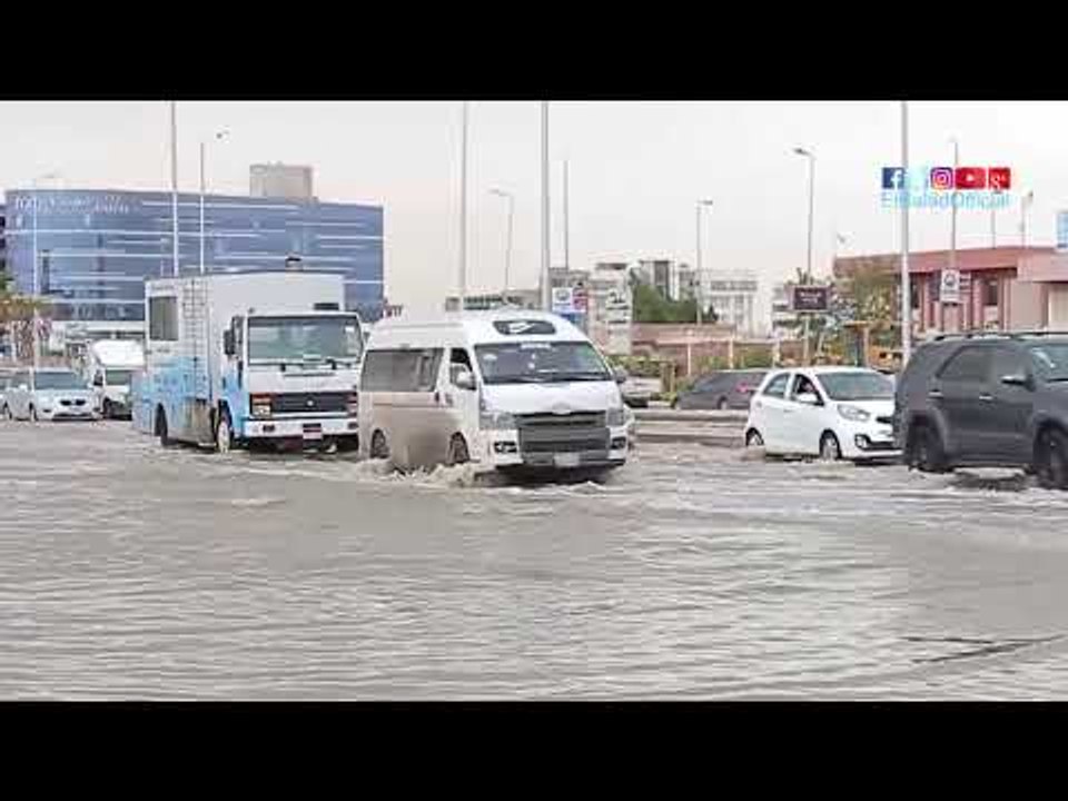 صدى البلد | شوارع التجمع الخامس تتحول لـ"بحيرة مائية" بسبب مياه الأمطار