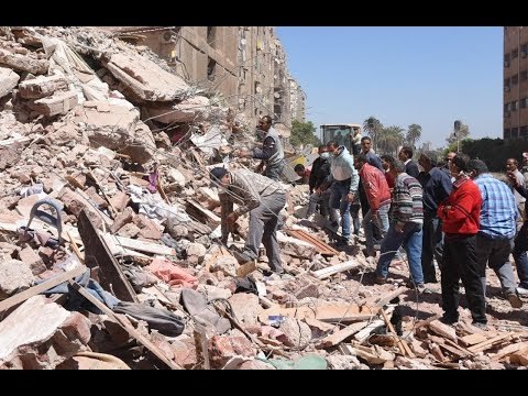 صدى البلد | المبنى المنهار بإمبابة يتسبب فى سقوط واجهتي عقارين بجواره