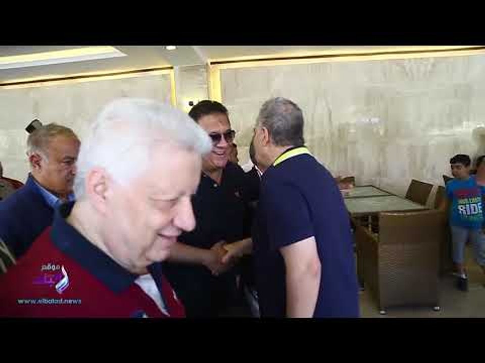 صدى البلد | هاني زادة يقبل رأس مرتضي منصور فى إفتتاح النادي النهري