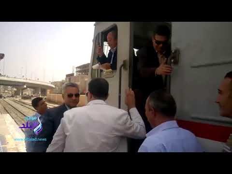 صدى البلد | وزير النقل يصل إلى قنا قادمًا فى جرار قطار من أسوان