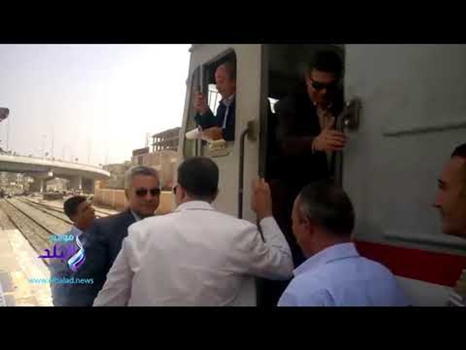 صدى البلد | وزير النقل يصل إلى قنا قادمًا فى جرار قطار من أسوان