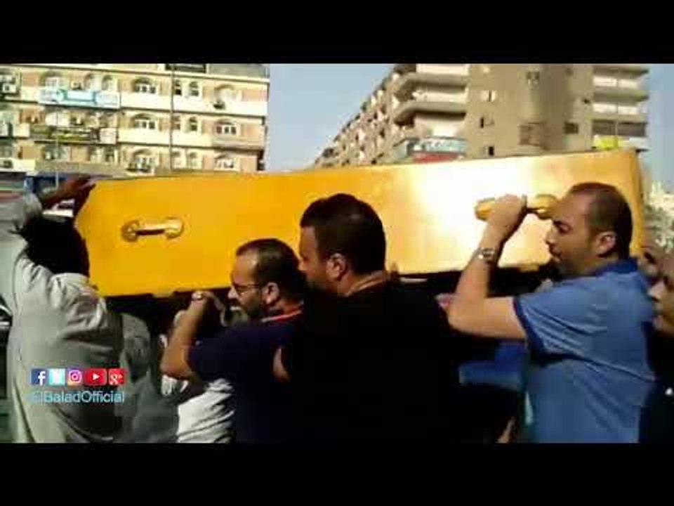 صدى البلد |  رامي صبري يصل إلى مسجد الحصري لأداء صلاة الجنازة على والد شيرين